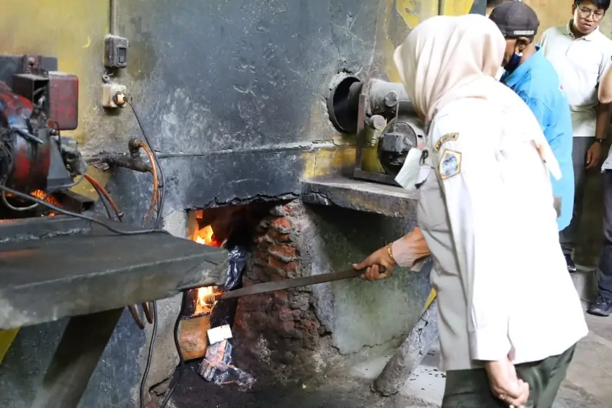 Membakar Jalur Gelap Narkoba, Pemkab Gresik Musnahkan 9,8 Juta Batang Rokok Ilegal