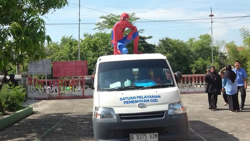 Spiderman Beraksi! Antar MBG Untuk Siswa Lamongan