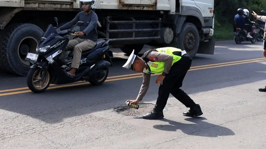 Demi Keselamatan Polres Gresik Tandai Jalan Berlubang di Raya Daendels