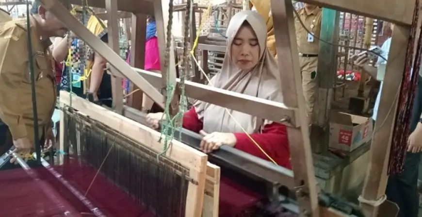 Inovasi Tirai Tenun Bambu Jombang: Kolaborasi Akademisi dan Perajin Dongkrak Nilai Ekonomi