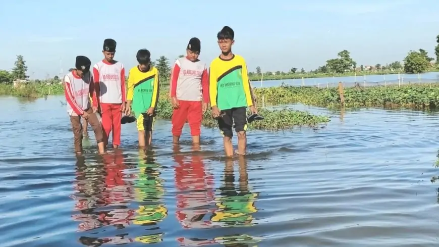 Siswa di Lamongan Terjang Banjir Menuju Sekolah