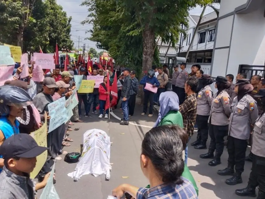 AMPERA Usung Keranda Hakordia, Kritik Mandeknya Penindakan Korupsi Agraria  Blitar