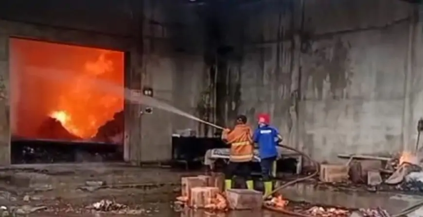 Gudang Snack di Jalur Pantura Panarukan Situbondo Dilalap Api, Korsleting Listrik Diduga Jadi Penyebab