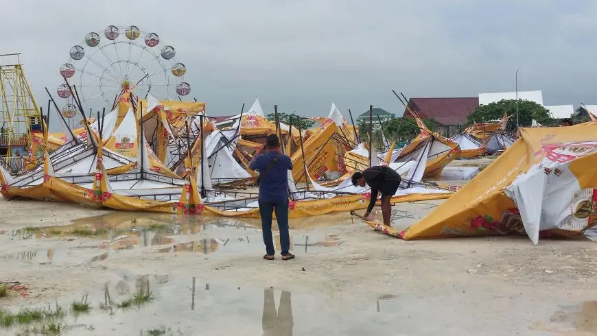Diterjang Puting Beliung, Pohon Tumbang Hingga Tenda Pasar Malam  Porakporanda