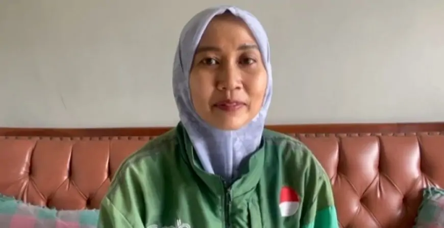 Mengayuh Asa di Jalanan Jombang: Ketangguhan Rendy, Ibu Tunggal Pengemudi Ojol