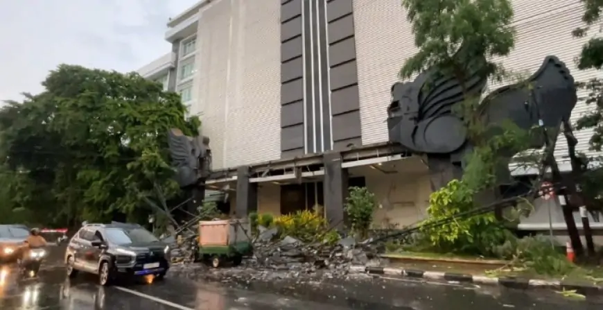 Gapura Paduraksa Pemkab Lamongan Lululantak, Tukang Tambal Ban Pun Tertimpa Pohon Raksasa