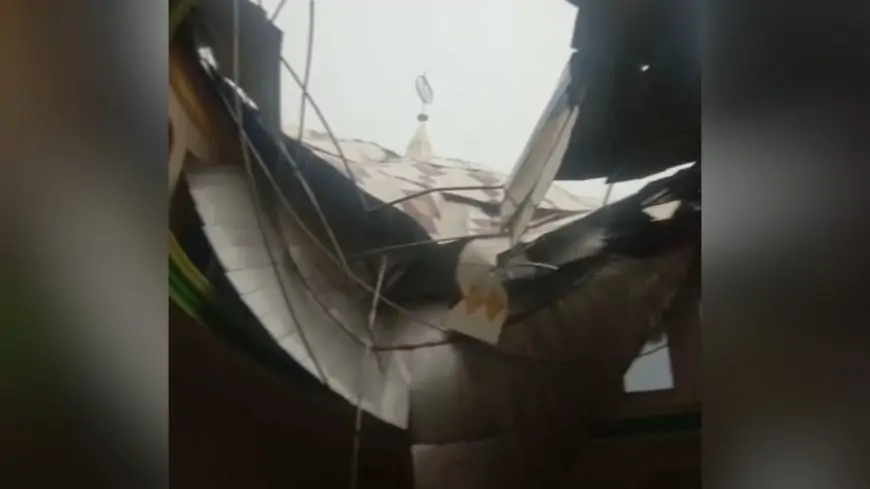 Kubah Masjid Darussalam Lamongan Ambruk Diterjang Puting Beliung