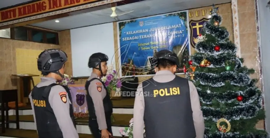 Jamin Keamanan Ibadah Natal, Polres Trenggalek Lakukan Sterilisasi Gereja