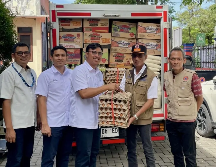 Petrokimia Gresik Salurkan 175 Paket Sembako untuk Korban Banjir Kali Lamong