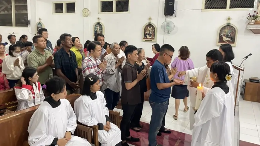 Ratusan Umat Katolik Lamongan Gelar Misa Natal