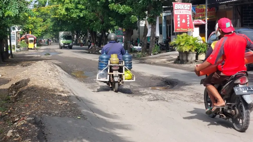 Duh! Jalan Sumargo Lamongan Membentuk Gundukan dan Berlobang
