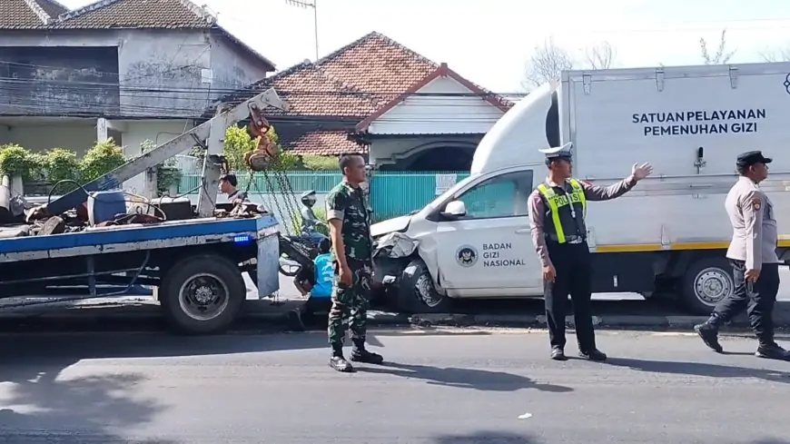 Diduga Sopir Mengantuk, Truk Box MBG di Lamongan Terguling