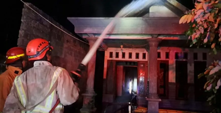 Diduga Korsleting, Rumah Warga  Ludes Terbakar 