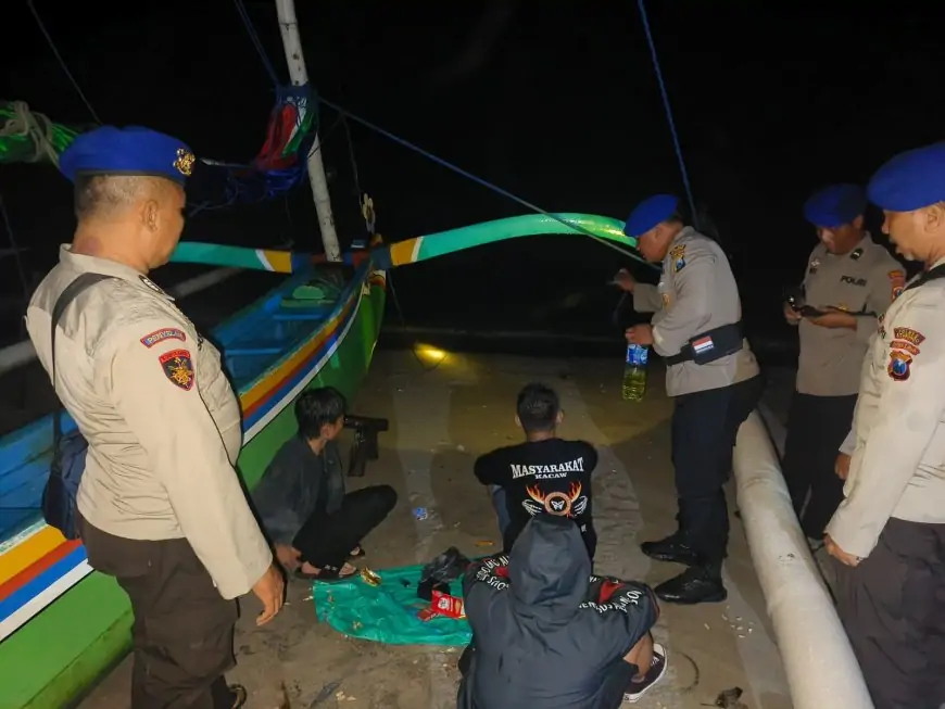 Satpolairud Polres Situbondo Perketat Patroli Pantai pada Malam Tahun Baru 2026, Utamakan Edukasi Keselamatan Pengunjung