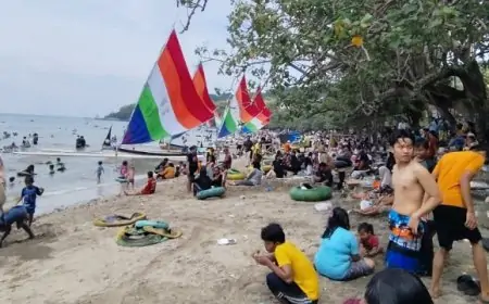 Libur Tahun Baru 2026, Ribuan Wisatawan Padati Wisata Bahari Pasir Putih Situbondo