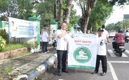 Perhutani KPH Jombang Bagikan 2026 Bibit Pohon