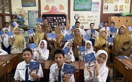 Siswa SMPN 1 Lamongan Terima Bantuan Buku Tulis dari Presiden Prabowo