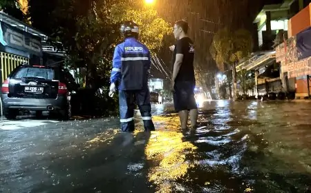 Dua Jam Diguyur Hujan, Jalan Basuki Rahmat Kota Lamongan Terendam Banjir