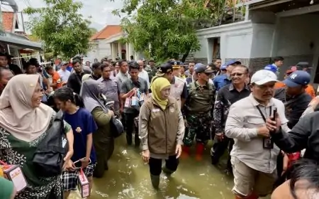 Gubernur Khofifah Tinjau Banjir Lamongan, Tekankan Normalisasi Kanal Sepanjang 9 Kilometer