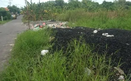 Limbah Diduga Sisa Produksi Pabrik Dibuang di Pinggir Jalan Prambangan Gresik