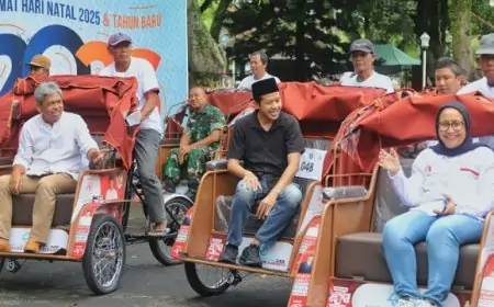 Tak Lagi Mengayuh Berat, Tukang Becak Lansia Trenggalek Dapat Becak Listrik dari Prabowo