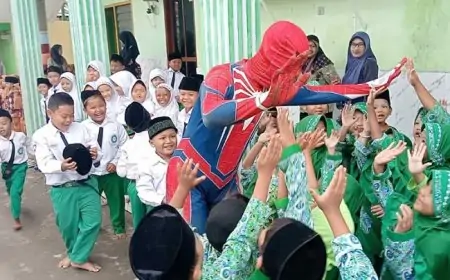 Heboh! Spiderman Antarkan Makanan Bergizi Gratis ke MI Bustanul Ulum