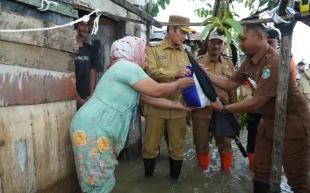 Bupati Lamongan Salurkan Bantuan ke Titik Terparah Banjir Bengawan Jero