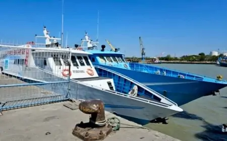 Cuaca Ekstrem Lumpuhkan Total Pelayaran Gresik–Bawean, Ratusan Penumpang Tertahan