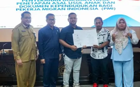 Lindungi Anak Pekerja Migran, Bupati Gresik Serahkan Dokumen Asal Usul dan Adminduk
