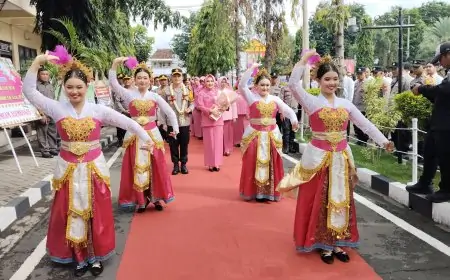 Lantunan Sholawat Nariyah dan Tari Pandhalungan Warnai Kedatangan Kapolres Baru Situbondo