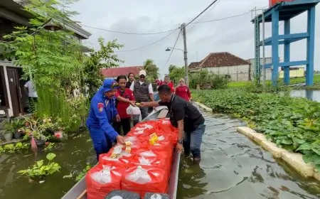 LSM Cakrawala Lamongan Kirim 700 Nasi Kotak Bagi Warga Terdampak Banjir Bengawan Jero