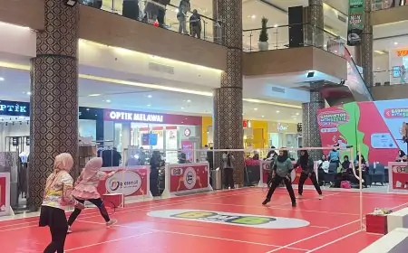 Pertama Kalinya di Gresik, Semarak Atrium Gressmall Disulap Jadi Arena Turnamen Badminton Putri