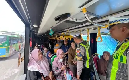 Cegah Pengemudi Bus Ugal-Ugalan, Satlantas Polres Gresik Menyapa Berikan Edukasi Driver Trans Jatim