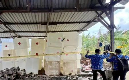 DLH Gresik Segel Gudang Pencucian Ratusan Jeriken Limbah B3