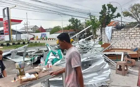 Terjangan Puting Beliung di Lamongan Robohkan Warung hingga Rusak Gudang Dedak