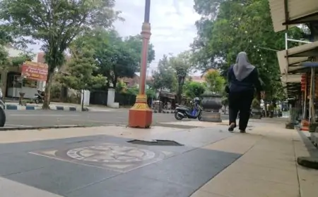 Pejalan Kaki Nyaris Terjatuh, Trotoar Timur Alun-alun Pacitan Rusak dan Licin