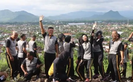 Jaga Kebugaran dan Soliditas Personel, Polres Trenggalek Gelar Jalan Sehat di Puncak Margo Esis