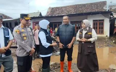 Tinjau Banjir di Banyuglugur, Gubernur Khofifah Dorong Pengerukan Sungai dan Modifikasi Cuaca di Situbondo