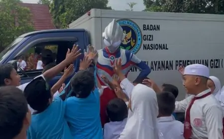 Ultraman Bawa MBG  Hebohkan  Siswi SDN hingga  Nangis Histeris