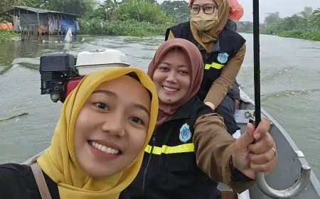 Perjuangan Tim PSC 119 Dinkes Lamongan Terjang Hujan Angin dan Eceng Gondok