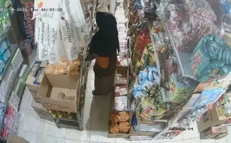 Aksi Emak-emak di Lamongan Diduga Mencuri Terekam CCTV, Selipkan Barang Kedalam Baju
