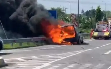 Kepulan Asap Disusul Ledakan, BMW X3 Hangus Terbakar di Gerbang Tol Kedamean