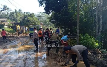 Luapan Sungai Tutup Jalur Utama Bandung–Watulimo, Petugas dan Warga Bergerak Cepat Lakukan Pembersihan