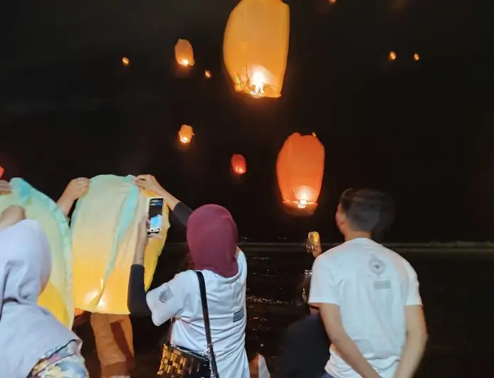 Festival Cahaya Laut, Cara Berbeda Ribuan Wisatawan Rayakan Tahun Baru di Pantai Pasir Putih