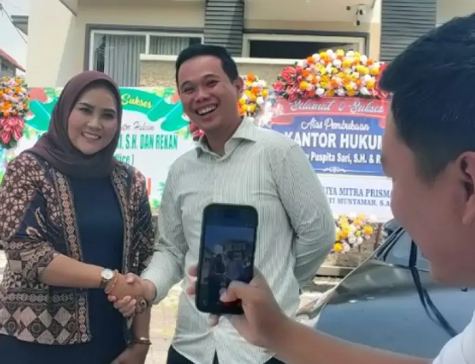 Dari Operator Pabrik ke Advokat Tangguh: Perjalanan Karier Debby Puspita Sari, S.H. Membela Kaum Lemah
