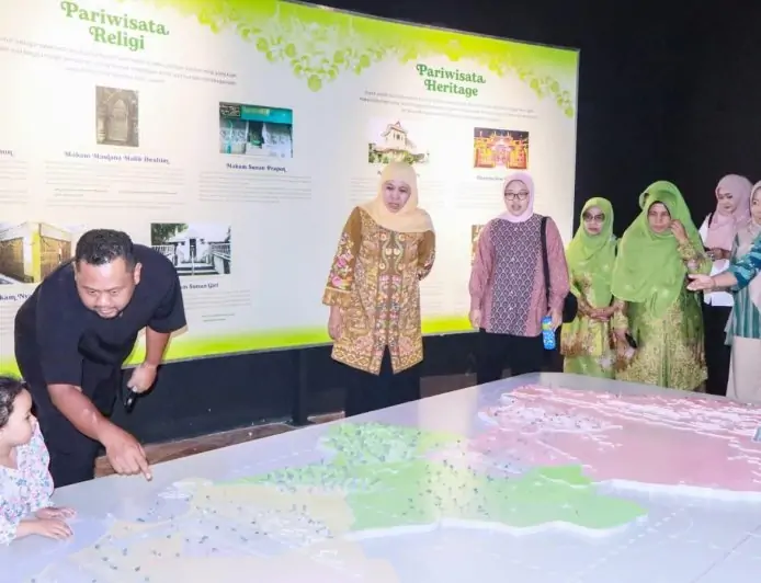Kepincut Wisata Edukasi GUS di Gresik, Gubernur Khofifah Naik Trans Jatim