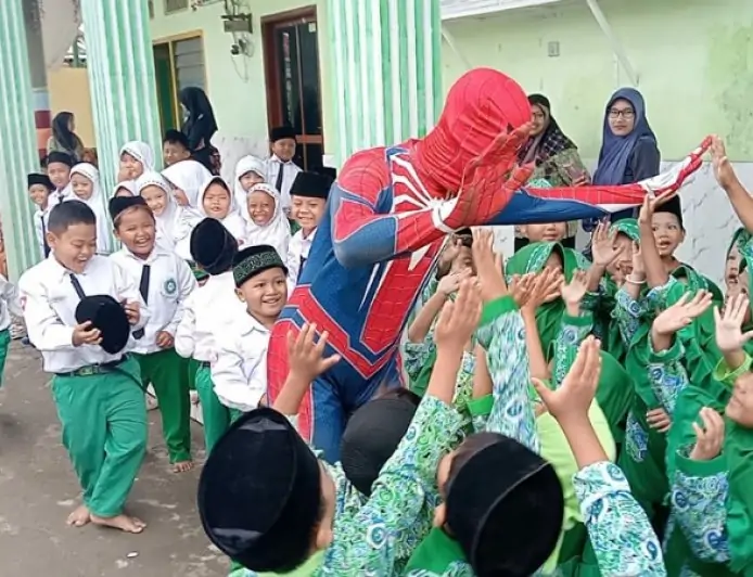 Heboh! Spiderman Antarkan Makanan Bergizi Gratis ke MI Bustanul Ulum