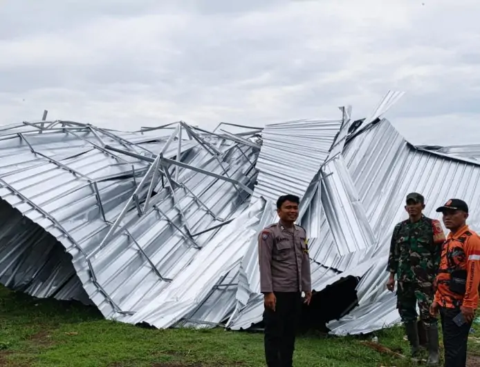 Puting Beliung Sapu Banyuputih Situbondo, Belasan Rumah Warga Rusak