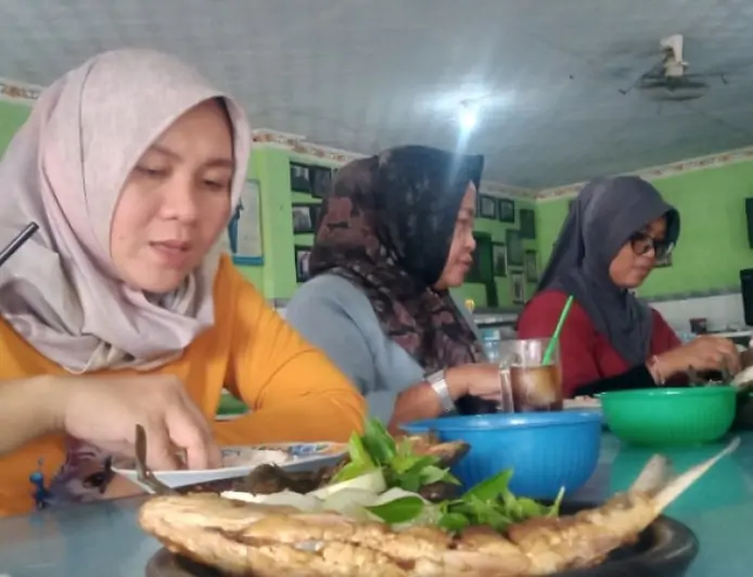 Melacak Jejak Rasa Legendaris Pecel Lele Budi Luhur Jombang,  Banyak Diburu Pembeli