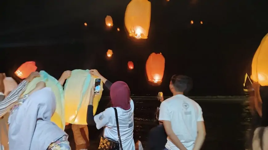 Festival Cahaya Laut, Cara Berbeda Ribuan Wisatawan Rayakan Tahun Baru di Pantai Pasir Putih